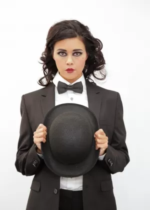 Грудастая индийская соло-девушка Прия Рай ублажает свою киску на посадочной полосе игрушкой