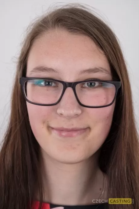 Занудная подросток Катерина стоит обнаженная настолько, насколько это возможно, если не считать ее очков в обнаже 1