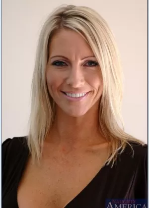 Ослепительная милфа Эмма Старр демонстрирует пышные сиськи и бритую щель