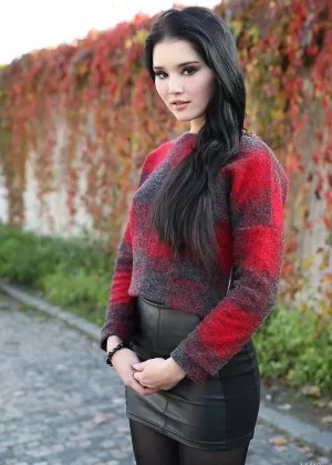 Брюнетка гламурная модель Малена в сапогах позирует не обнаженной на открытом воздухе