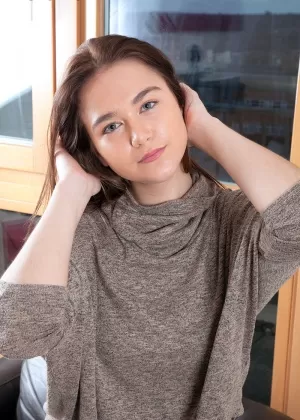 Любительская соло девушка Аврора Роуз сдвигает свое черное нижнее белье в сторону на стуле