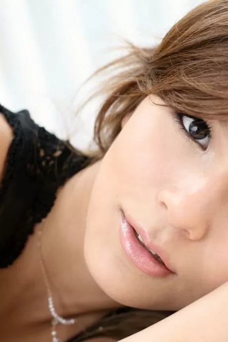 Красивая японская подросток Мэрилин полностью раздевается чувственным образом