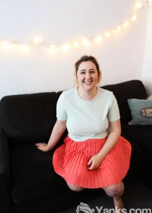 Темноволосая девушка-подросток снимает свое сексуальное нижнее белье, чтобы позировать обнаженной на диване