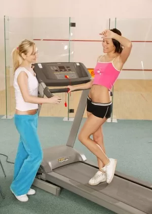 Спортивная девушка Химе Мари трахается в анал, когда муженек застает ее с тренером