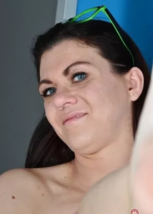 Пожилая европейская широкоплечая Корасон Дель Анхель растягивает волосатую пизду в очках