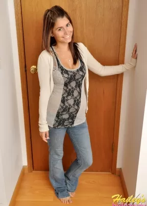 Непослушная девочка-подросток Хейли раздевается для своего дебюта обнаженной модели