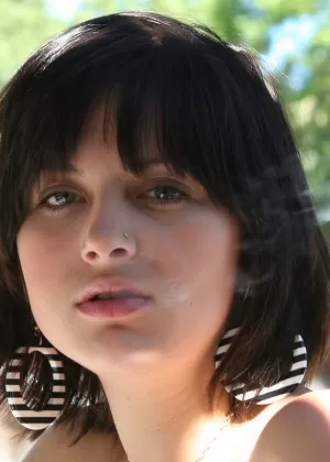 Зрелая женщина Нейлон Джейн курит в прозрачных перчатках и коричневых нейлоновых чулках