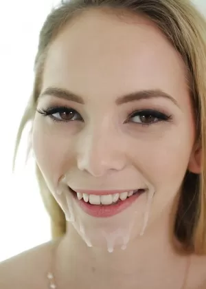 Бывшая девушка Мэрайя сосет член своего парня, одновременно подставляя ему голову