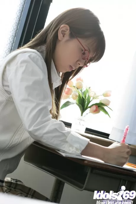 Противная азиатская школьница Юмэ Кимино снимает свою юбку и трусики