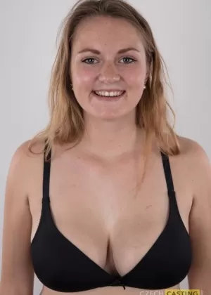 Платиновая блондинка Лондон Ривер принуждает молодую девушку к сексу втроем