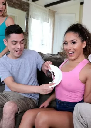 Сексуальные девушки Кэти Монро и Чарли Саммер меняются партнерами во время траха вчетвером