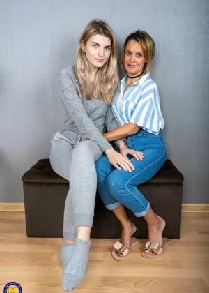 Старые и молодые лесбиянки раздеваются перед тем, как удовлетворить киски друг друга