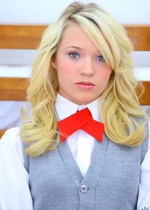 Студентки демонстрируют голые юбки и сосут член в комнате общежития.