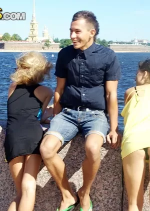 Любительская модель Эбби натягивает юбку на задницу со спущенными трусиками