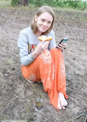 Длинноногий подросток с тугой попкой моделирует голышом на песчаной яме в лесу