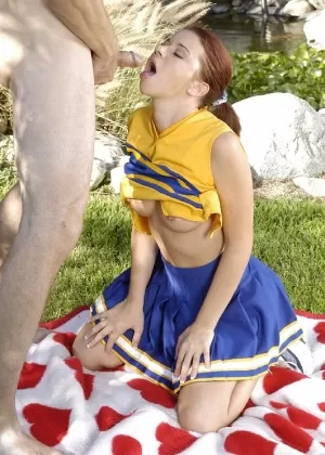 Привлекательная молодая красотка с большими сиськами мастурбирует и получает буккакинг