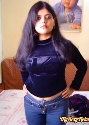 Пышная индийская милфа Прия Анджали Рай раздевается в офисе