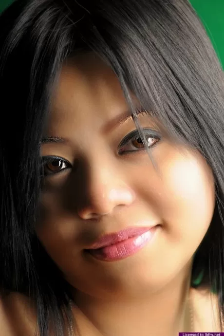 Симпатичная азиатка Джоана обнажает свои сиськи, прежде чем показать свою натуральную киску