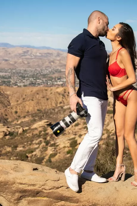 Красивая азиатская модель Вина Скай занимается сексом со своим фотографом после съемки