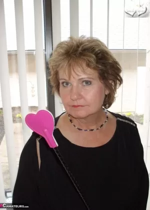 Зрелая леди Грудастая Блисс потягивает пиво, показывая свои большие натуральные сиськи