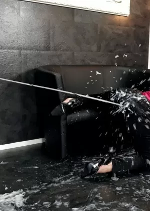 Татуированная цыпочка Гейша Монро щеголяет крашеными волосами во время межрасового секса