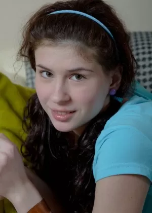 Клубничная блондинка Кристал обнажает упругие сиськи на стуле в стрингах и чулочно-носочных изделиях