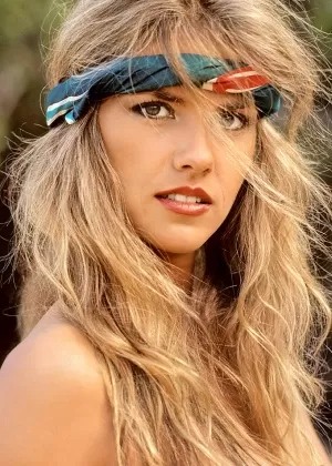 Грудастая цыпочка Ариэлла Феррера получает сперму на свой живот после секса на диване