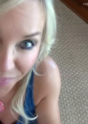 Темноволосая леди Индия Саммер полностью раздевается перед футфетишем от первого лица