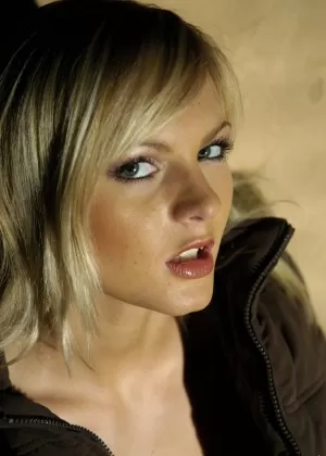 Красивая блондинка Сандра Санчес небрежно освобождает свои маленькие сиськи от лифчика