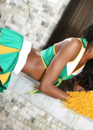 Молодая болельщица Джинкс позирует на камеру на потрясающих высоких каблуках