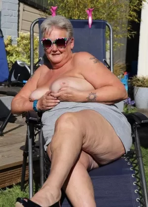 Сексуальная бабуля Сека Блэк стоит голая после исполнения стриптиза