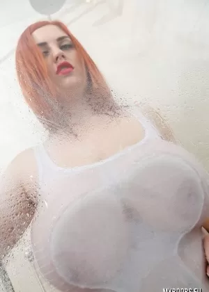 Толстушки Натали Фиоре лижет ареолу после того, как освободила свои огромные плечики