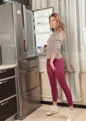 Британская модель Адель Тейлор частично стягивает свои брюки из спандекса после того, как обнажилась топлесс