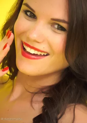 Рыжеволосая женщина Элль Ричи снимает свою одежду с помощью пылесоса