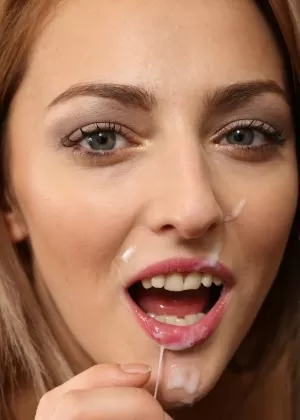 Блондинка Кэти Роуз отсасывает необрезанный член в носках до бедер