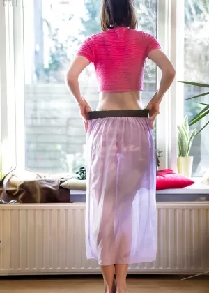 Старая ведьма снимает с себя всю одежду, чтобы дебютировать обнаженной моделью