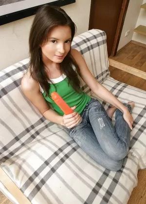 Сладкая молодая красотка снимает с себя одежду и наслаждается противной мастурбацией