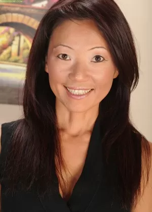 Умелая азиатская милфа Нацуко Куросава дрочит урвать на камеру