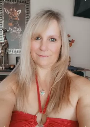 Милая блондинка средних лет Сьюзи обнажает свои сиськи, играя с воздушными шарами