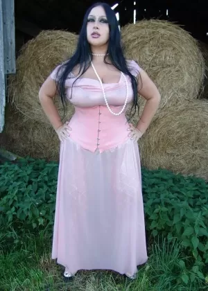 Сексуальная милфа Платиновая блондинка освобождает свои отвисшие сиськи от чувственного нижнего белья