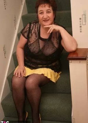 Любительская цыпочка Кейт Грин снимает свои шорты и фиолетовые колготки