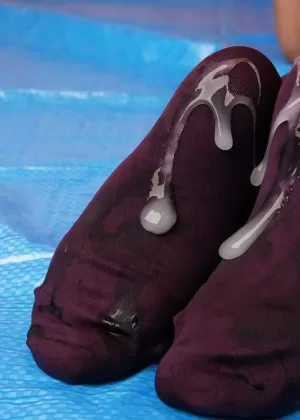 Джина Герсон находит член, торчащий из дырки славы, во время ремонта дома