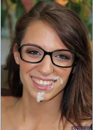 Стройная студентка с крошечными сиськами Эшли Шторм делает минет и получает пощечину