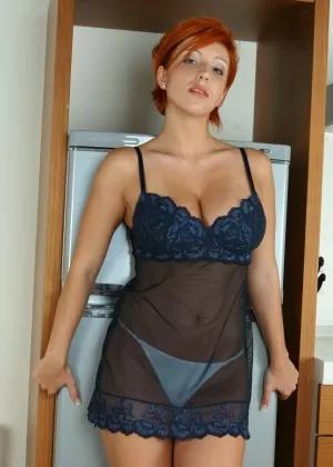 Натуральная рыжая Райли впервые обнажает свою киску на посадочной полосе