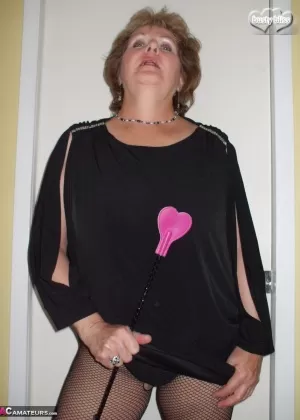 Брюнетка пума Селин Нуаре сосет большой твердый член своего мужчины