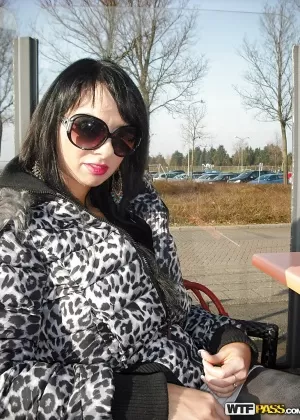 Симпатичная брюнетка любительница скачет на этом огромном члене на кровати