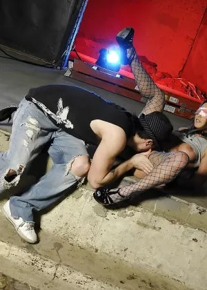 Чернокожая девушка снимает маску чумы и бикини, прежде чем отсосать огромному черному члену