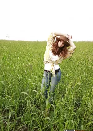 Худенькая любительская цыпочка Далия Денил позирует полностью одетая в синие джинсы