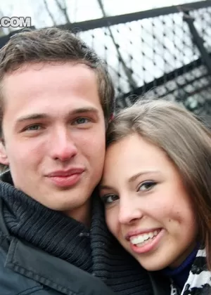 Грациозная любительская красотка трахается сзади, играя со своим клитором