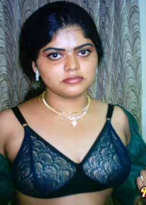 Сексуальная медсестра Прия Рай снимает свою униформу, чтобы позировать в нижнем белье и чулочно-носочных изделиях